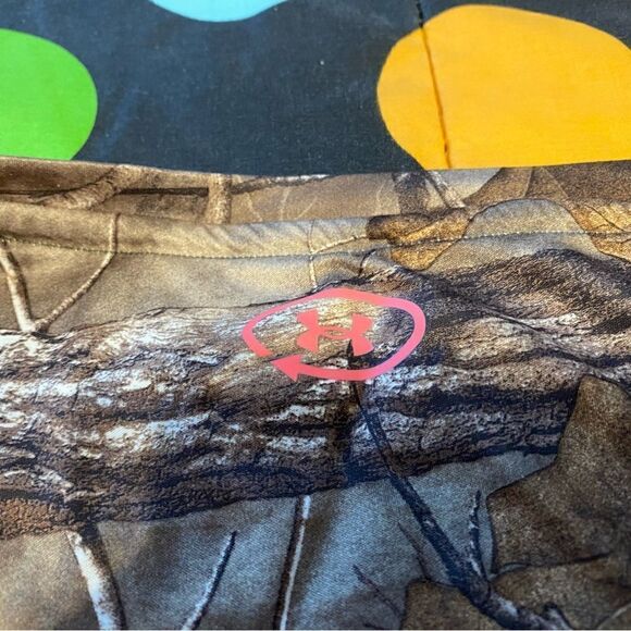 Under Armor Scent Control Heat Gear Shirt, size XL. (S90) - Picture 4 of 4